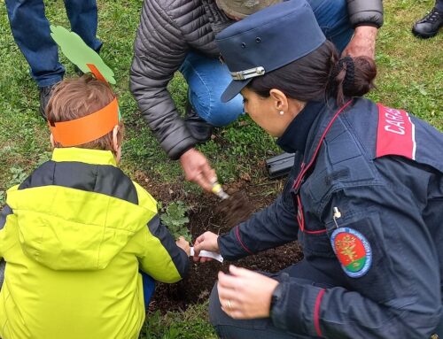 I Carabinieri Forestali festeggiano “La Giornata dell’Albero” con i piccoli alunni delle scuole